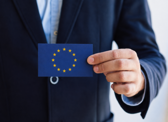 eu-card-hold